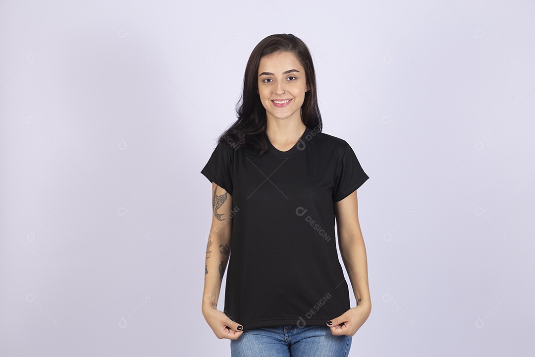 Linda mulher jovem usando camiseta sobre fundo isolado