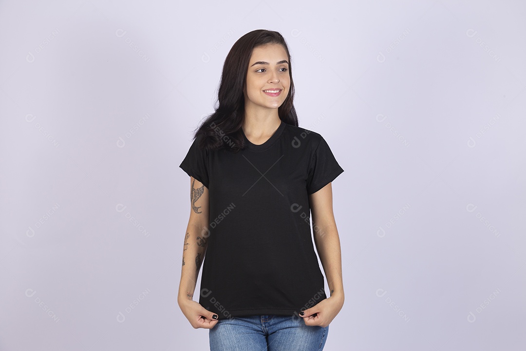 Linda mulher jovem usando camiseta sobre fundo isolado