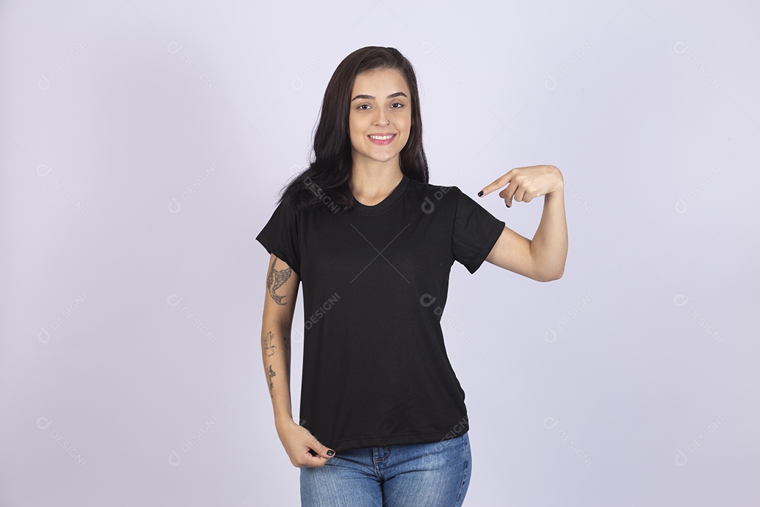 Linda mulher jovem usando camiseta sobre fundo isolado