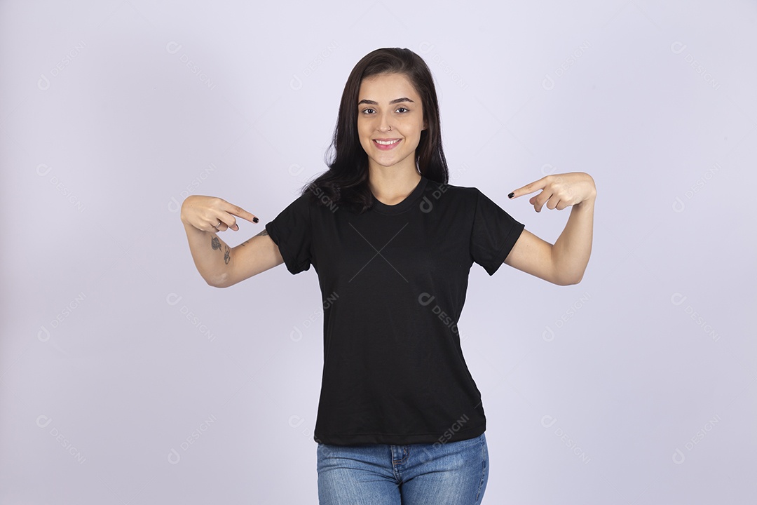 Linda mulher jovem usando camiseta sobre fundo isolado