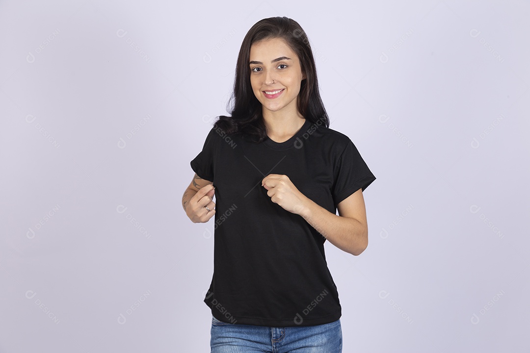 Linda mulher jovem usando camiseta sobre fundo isolado