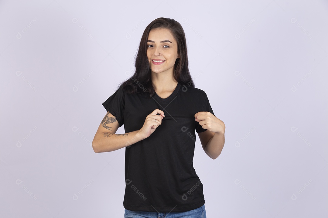 Linda mulher jovem usando camiseta sobre fundo isolado
