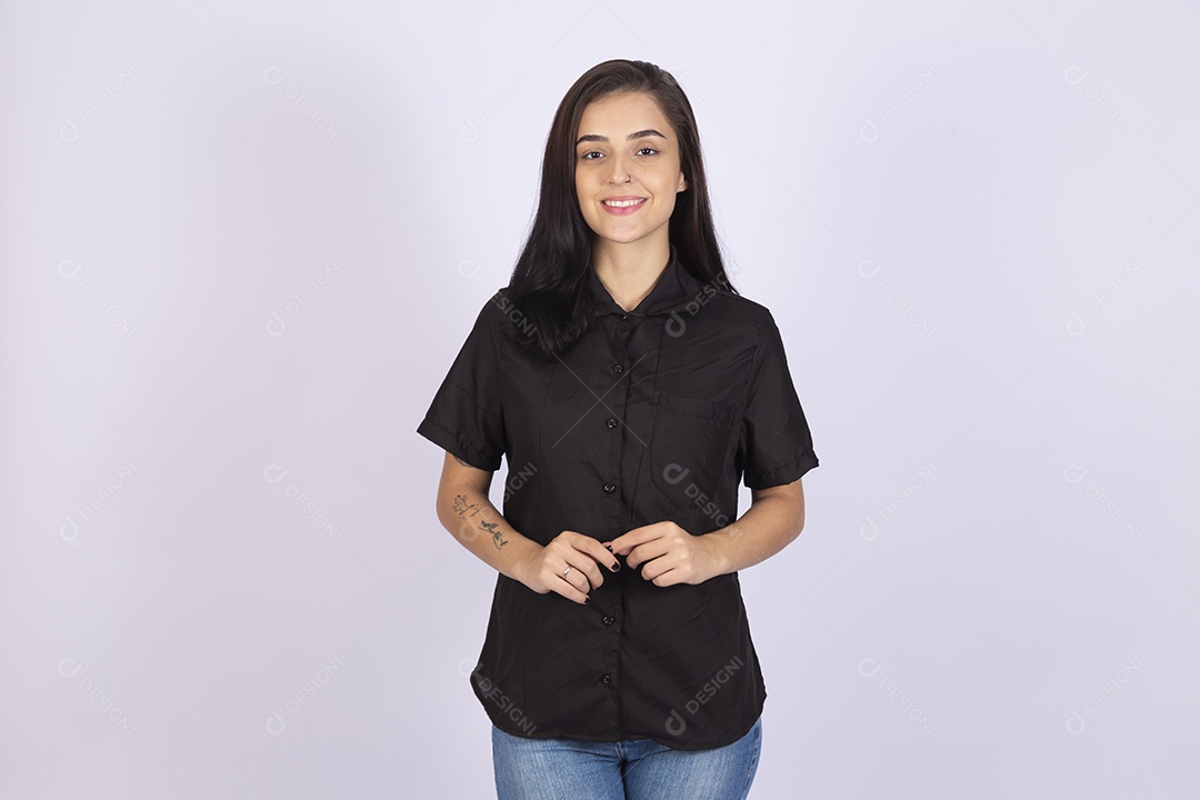 Linda mulher jovem usando camiseta sobre fundo isolado