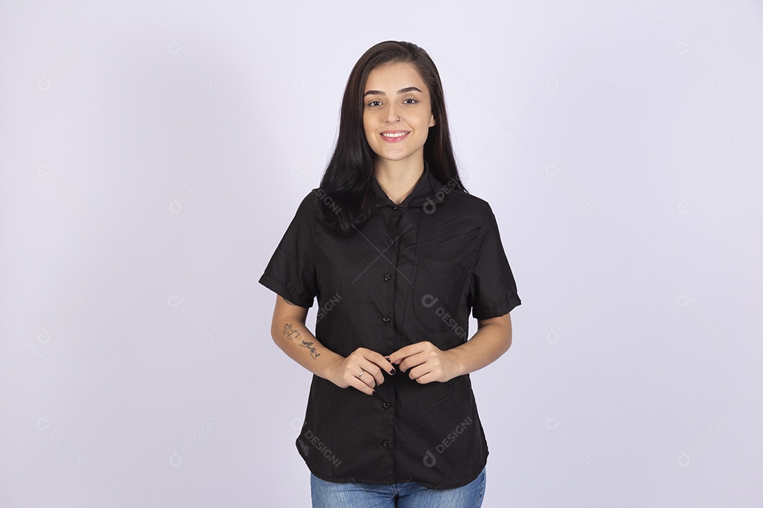 Linda mulher jovem usando camiseta sobre fundo isolado