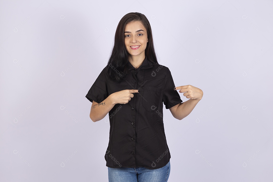 Linda mulher jovem usando camiseta sobre fundo isolado