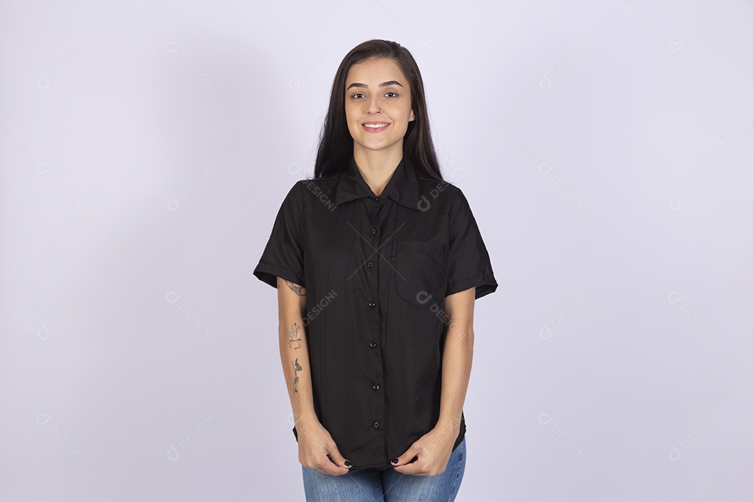 Linda mulher jovem usando camiseta sobre fundo isolado
