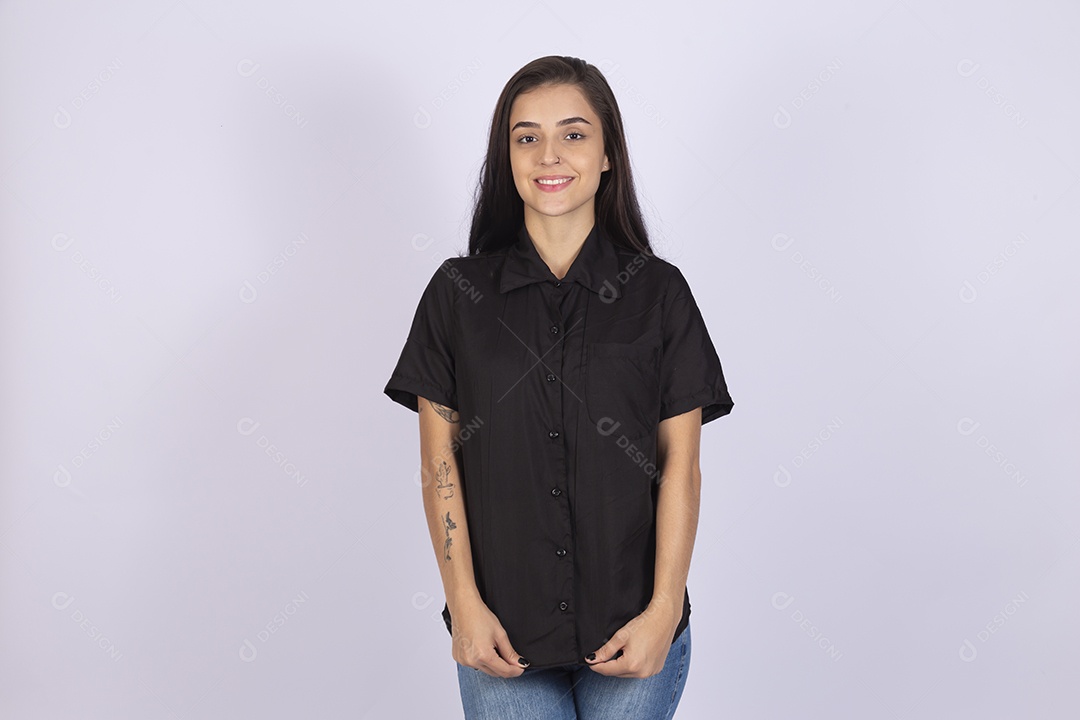 Linda mulher jovem usando camiseta sobre fundo isolado