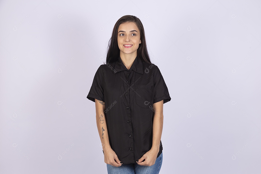 Linda mulher jovem usando camiseta sobre fundo isolado