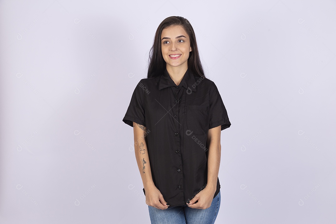 Linda mulher jovem usando camiseta sobre fundo isolado