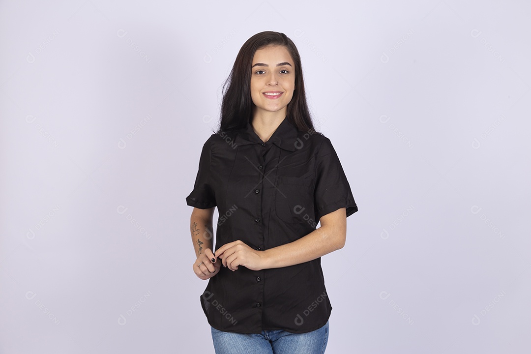 Linda mulher jovem usando camiseta preta sobre fundo isolado