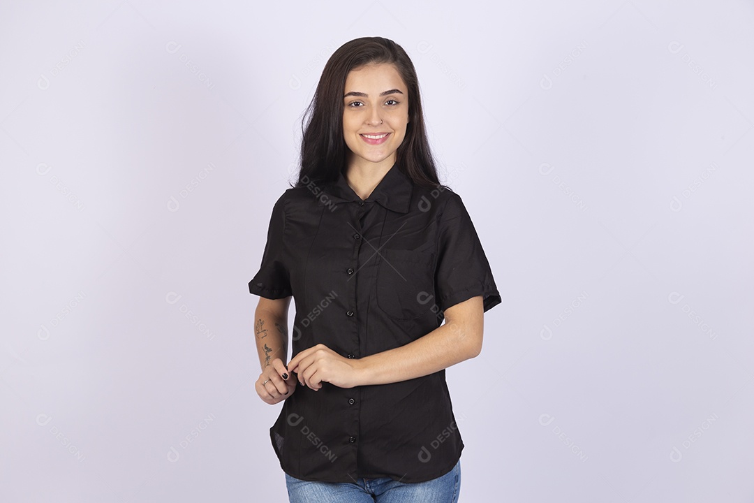 Linda mulher jovem usando camiseta preta sobre fundo isolado