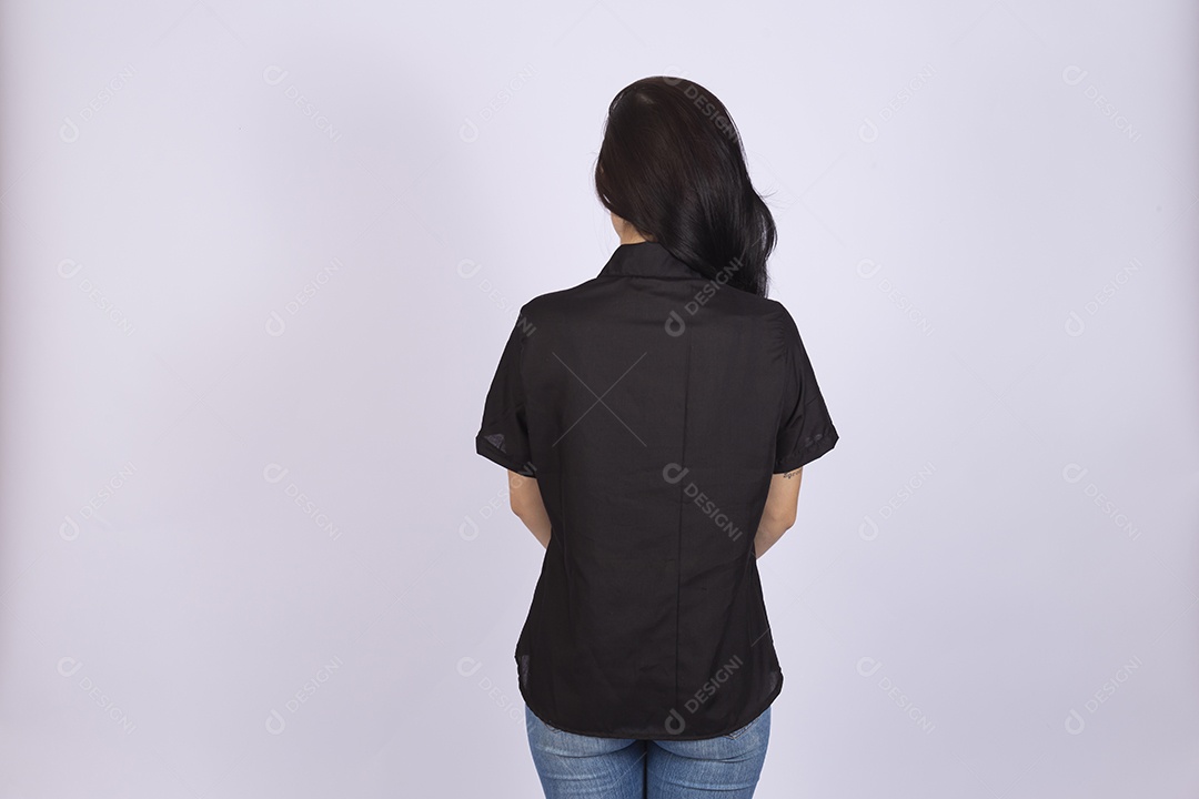 Linda mulher jovem usando camiseta preta sobre fundo isolado