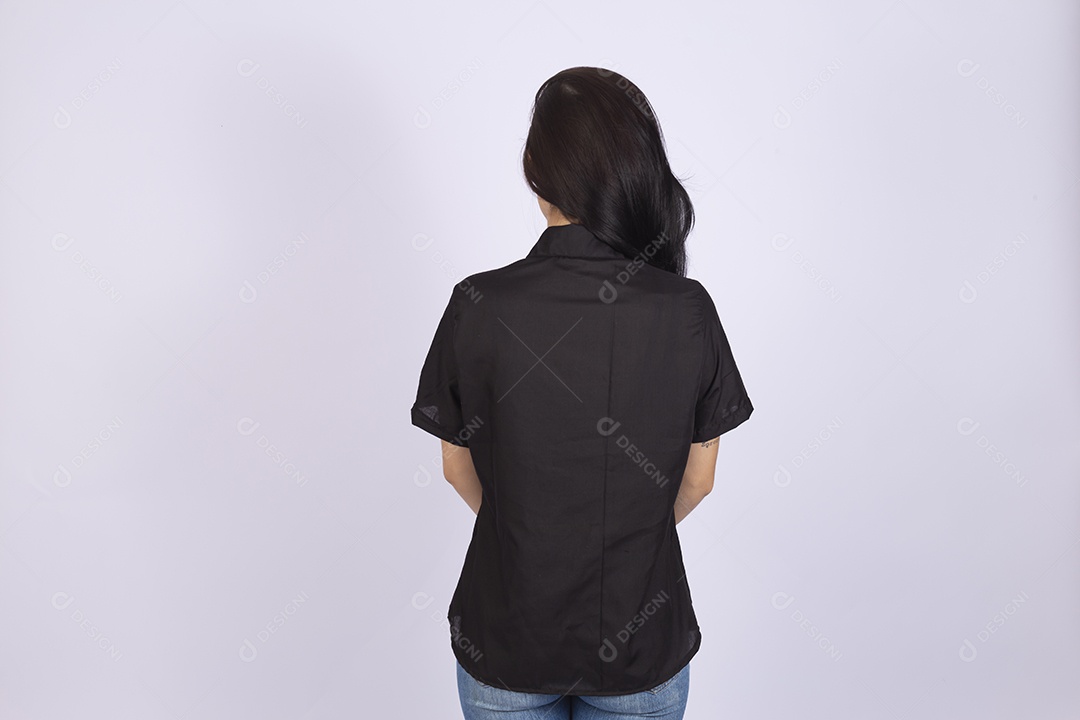 Linda mulher jovem usando camiseta preta sobre fundo isolado