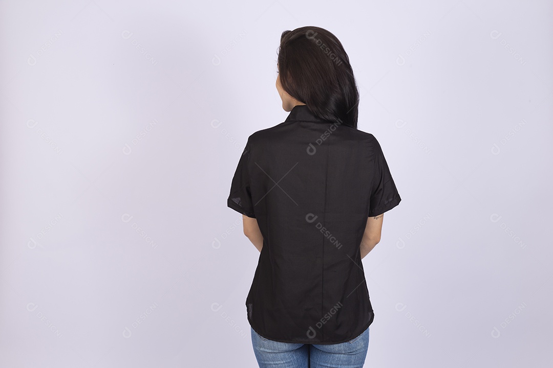 Linda mulher jovem usando camiseta preta sobre fundo isolado