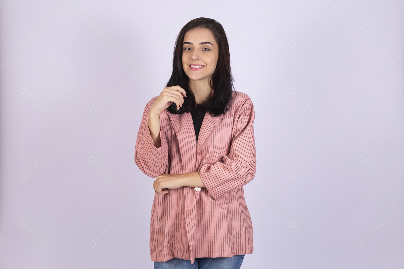 Linda mulher jovem sorridente sobre fundo isolado