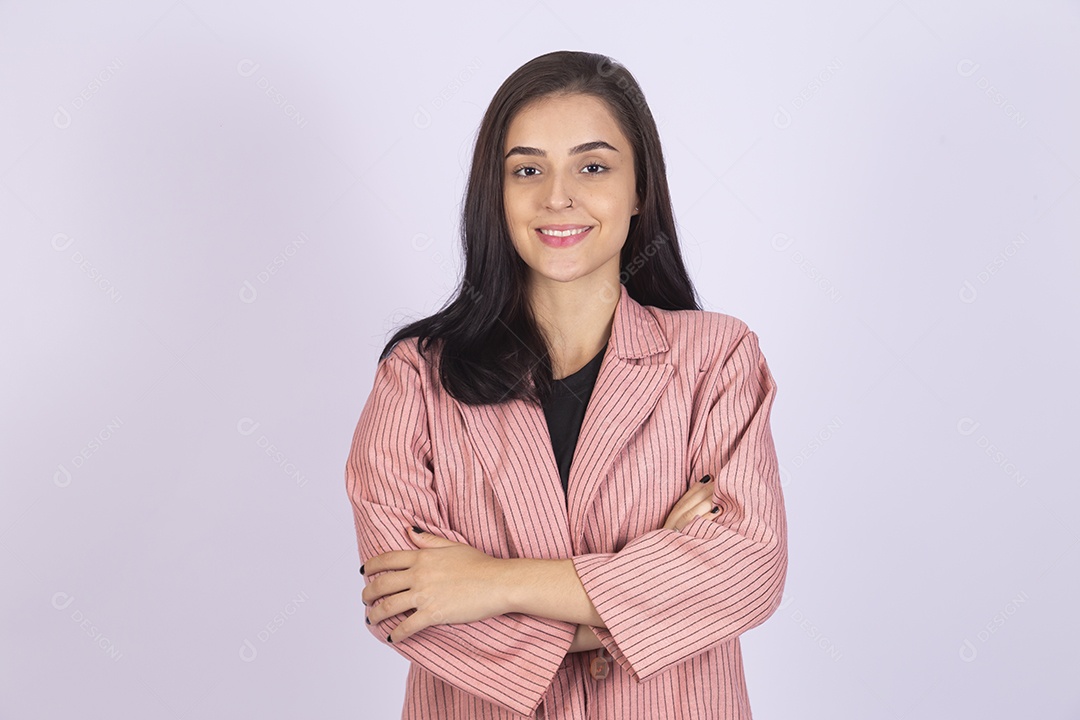 Linda mulher jovem sorridente sobre fundo isolado