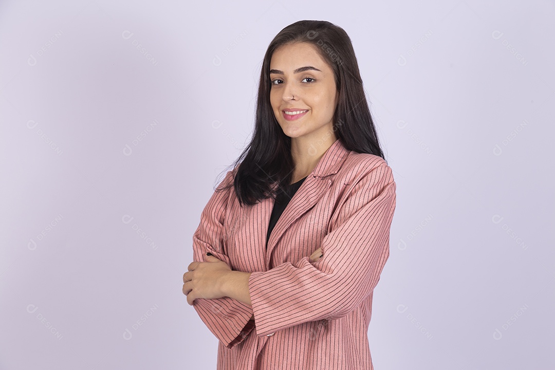 Linda mulher jovem sorridente sobre fundo isolado