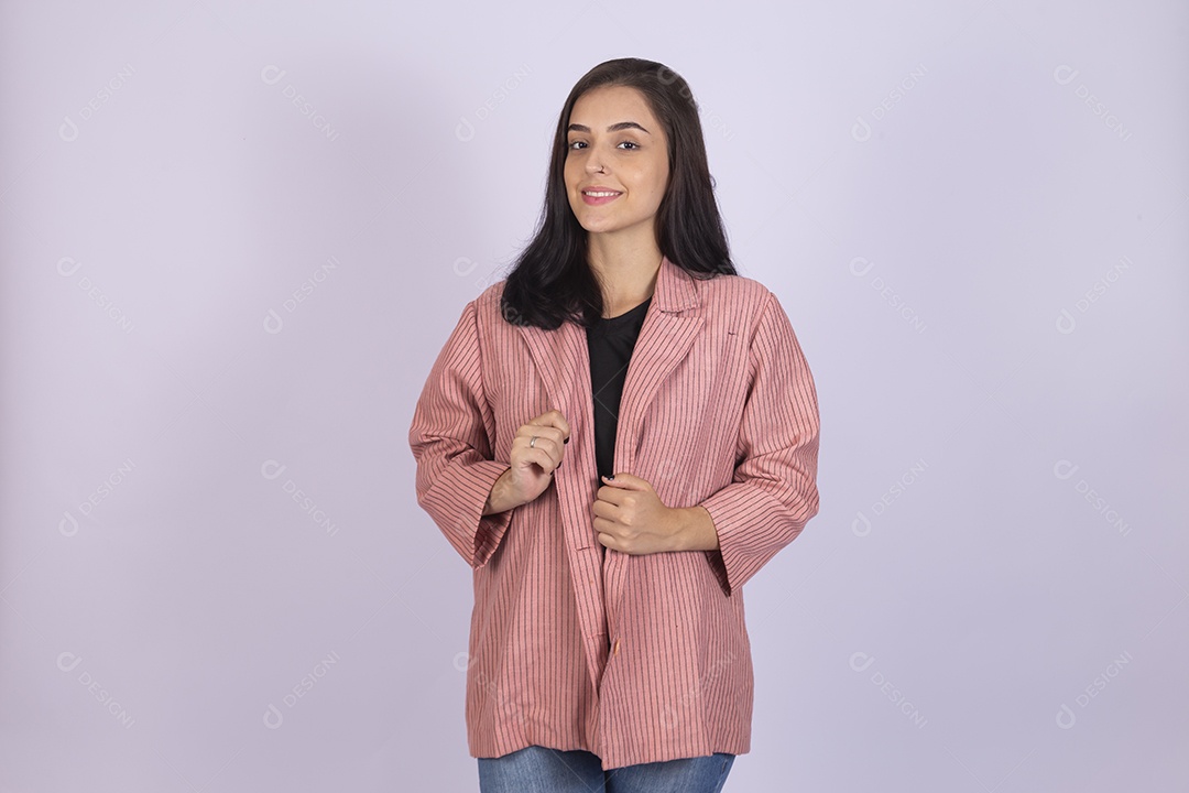 Linda mulher jovem sorridente sobre fundo isolado