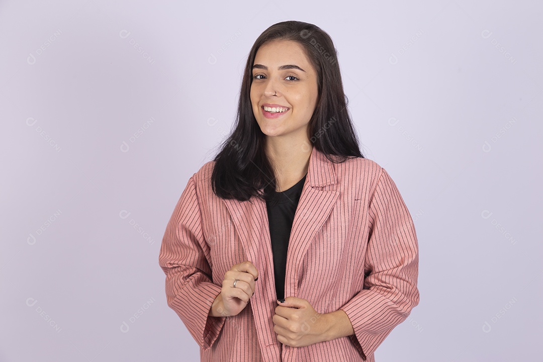 Linda mulher jovem sorridente sobre fundo isolado