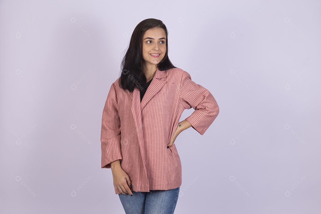 Linda mulher jovem sorridente sobre fundo isolado