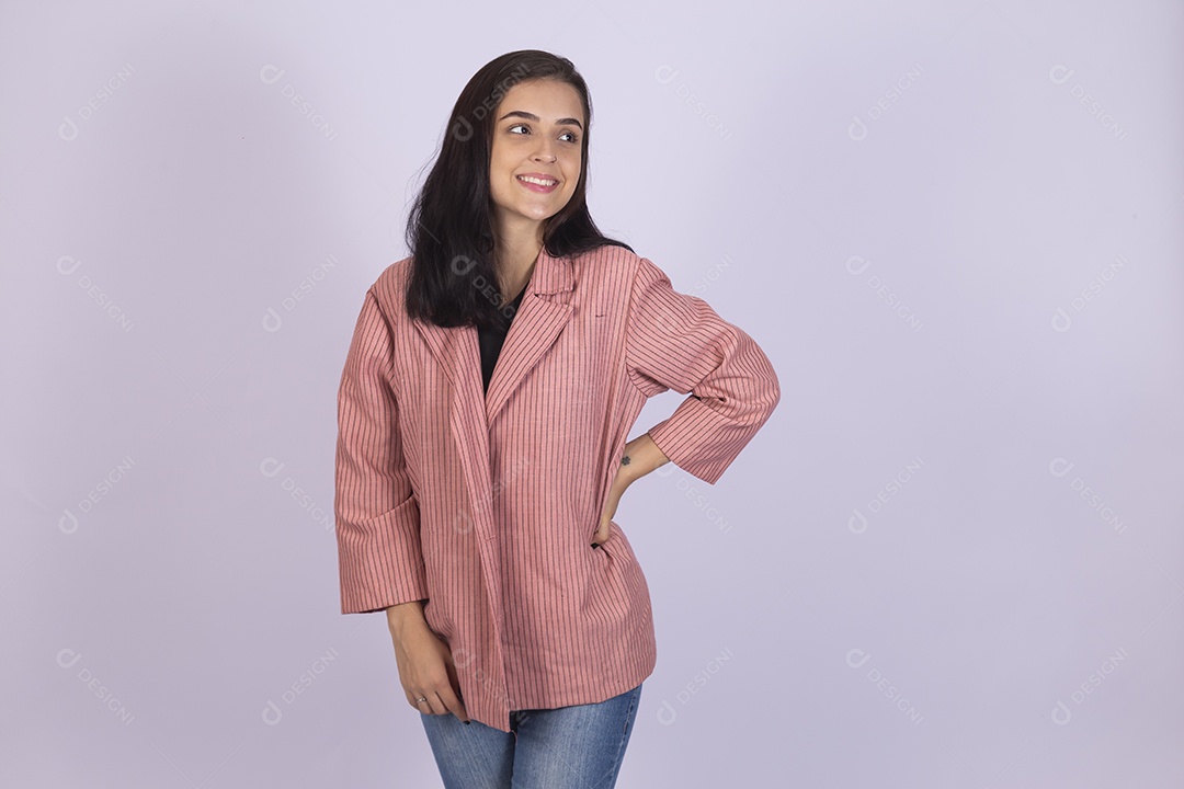 Linda mulher jovem sorridente sobre fundo isolado