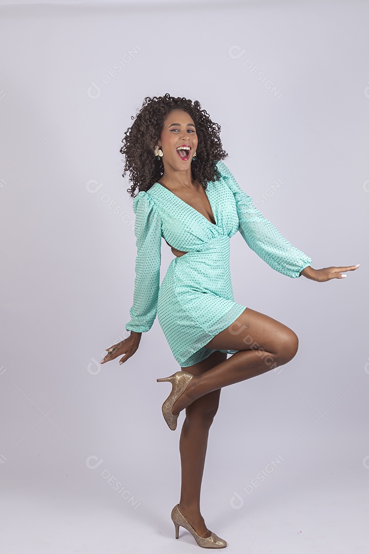 Linda mulher negra de cabelo cacheado sobre fundo isolado