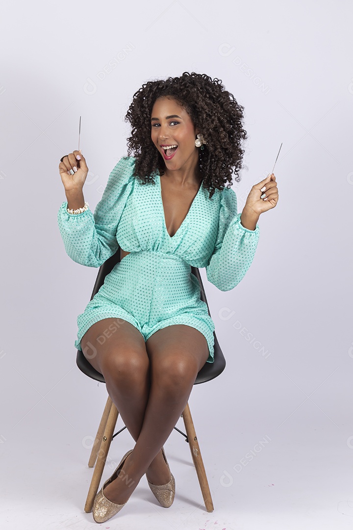 Linda mulher negra de cabelo cacheado sobre fundo isolado