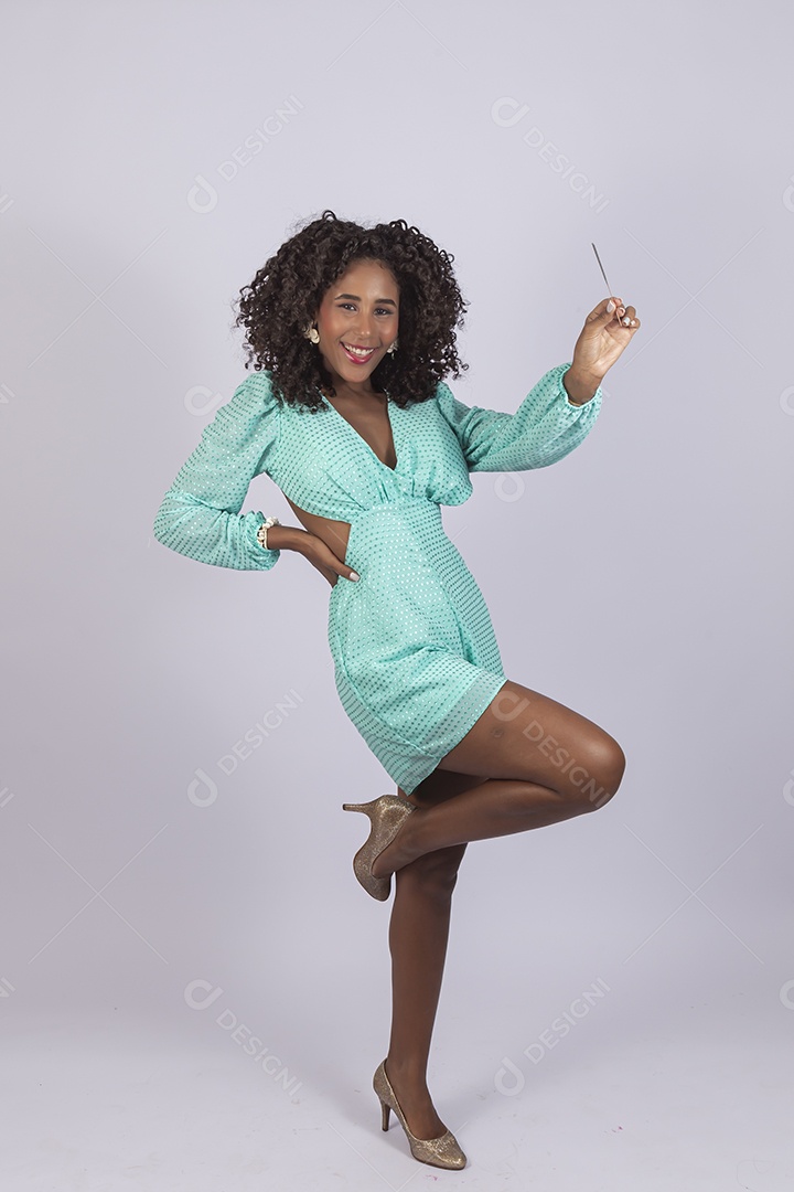 Linda mulher jovem sorridente sobre fundo isolado