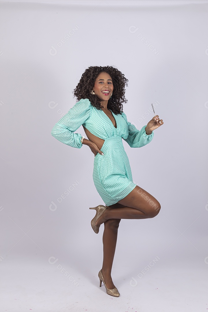 Linda mulher garota morena sobre fundo isolado