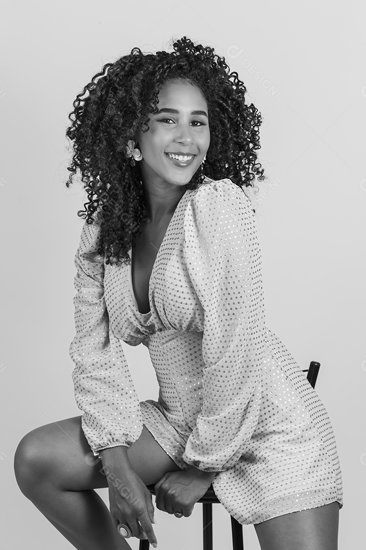 Linda mulher jovem negra sobre fundo isolado