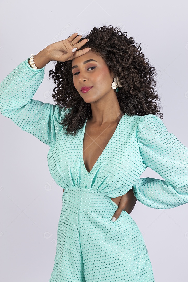 Linda mulher jovem negra sobre fundo isolado