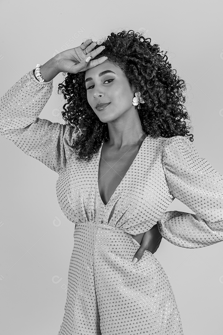 Linda mulher jovem negra sobre fundo isolado