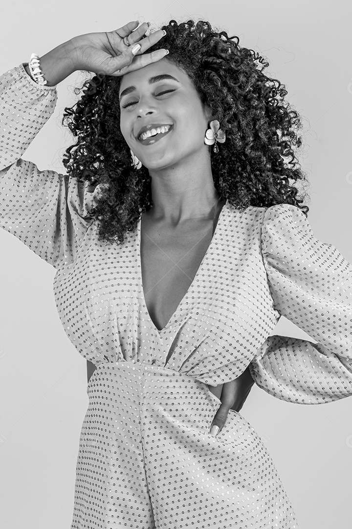 Linda mulher jovem negra sobre fundo isolado