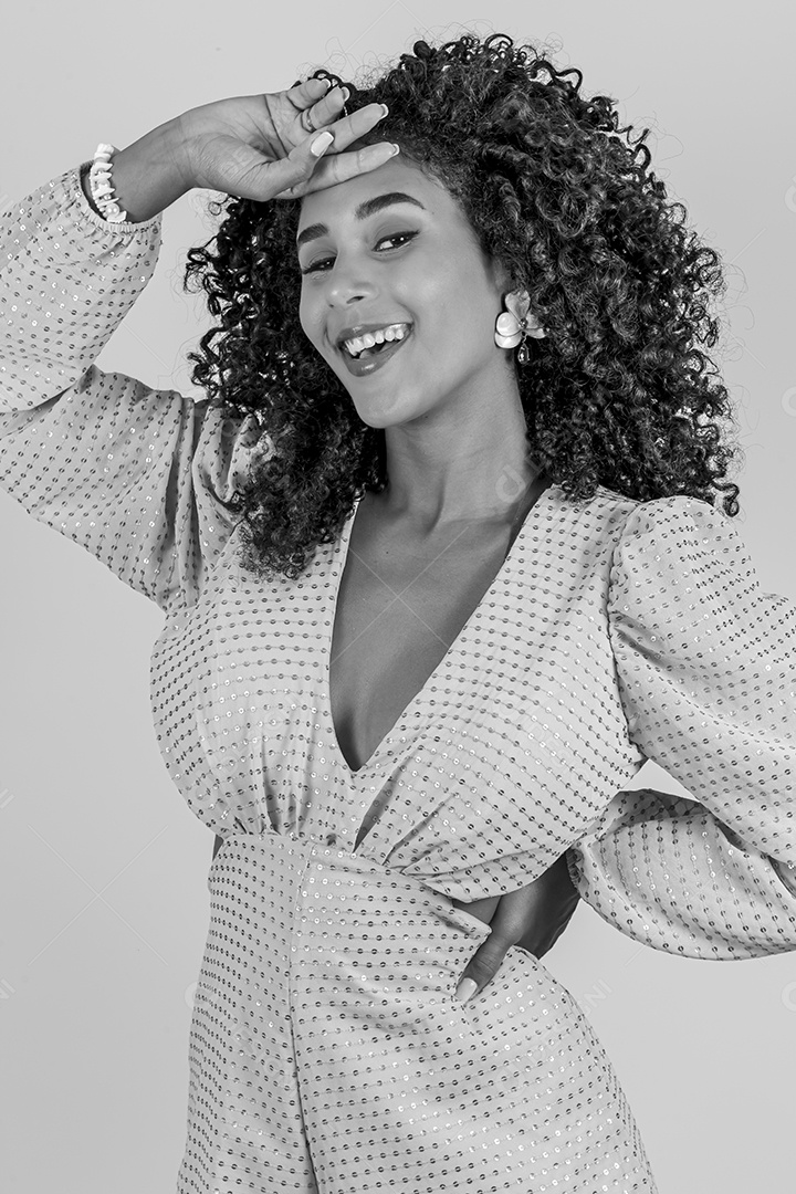 Linda mulher jovem negra sobre fundo isolado