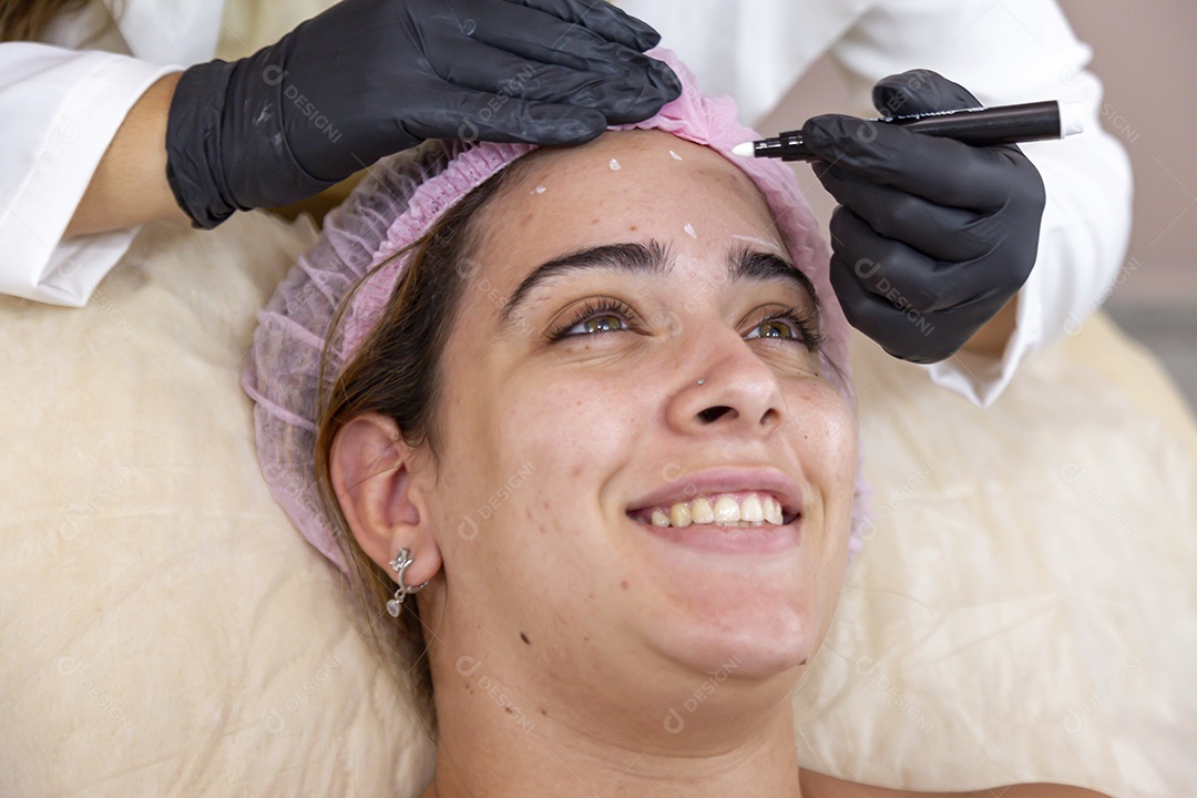 Mulher jovem realizando procedimentos estético sobre uma clínica estética