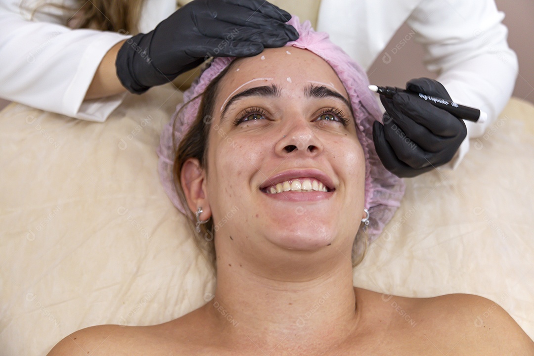 Mulher jovem realizando procedimentos estético sobre uma clínica estética