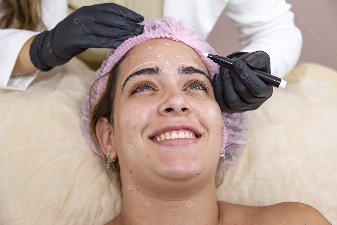 Mulher jovem realizando procedimentos estético sobre uma clínica estética