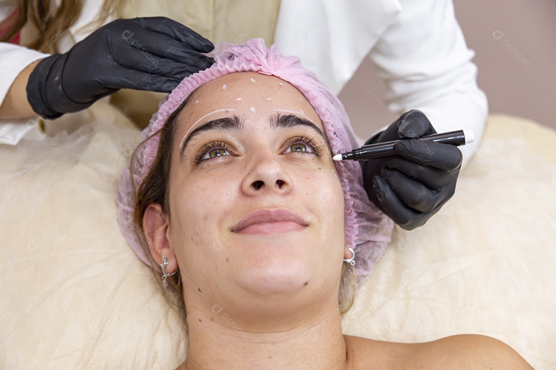 Mulher jovem realizando procedimentos estético sobre uma clínica estética