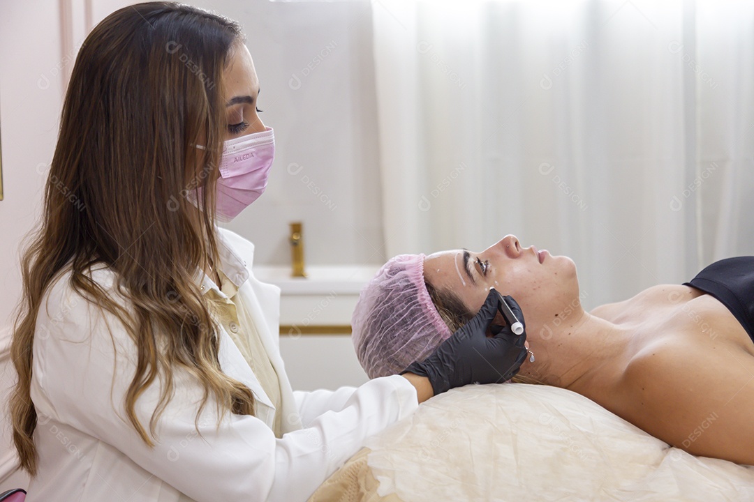 Mulher jovem realizando procedimentos estético sobre uma clínica estética