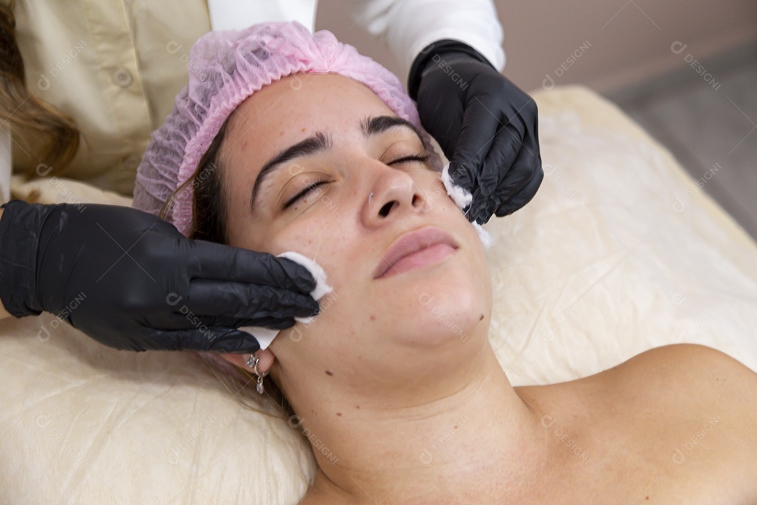 Mulher jovem realizando procedimentos estético sobre uma clínica estética