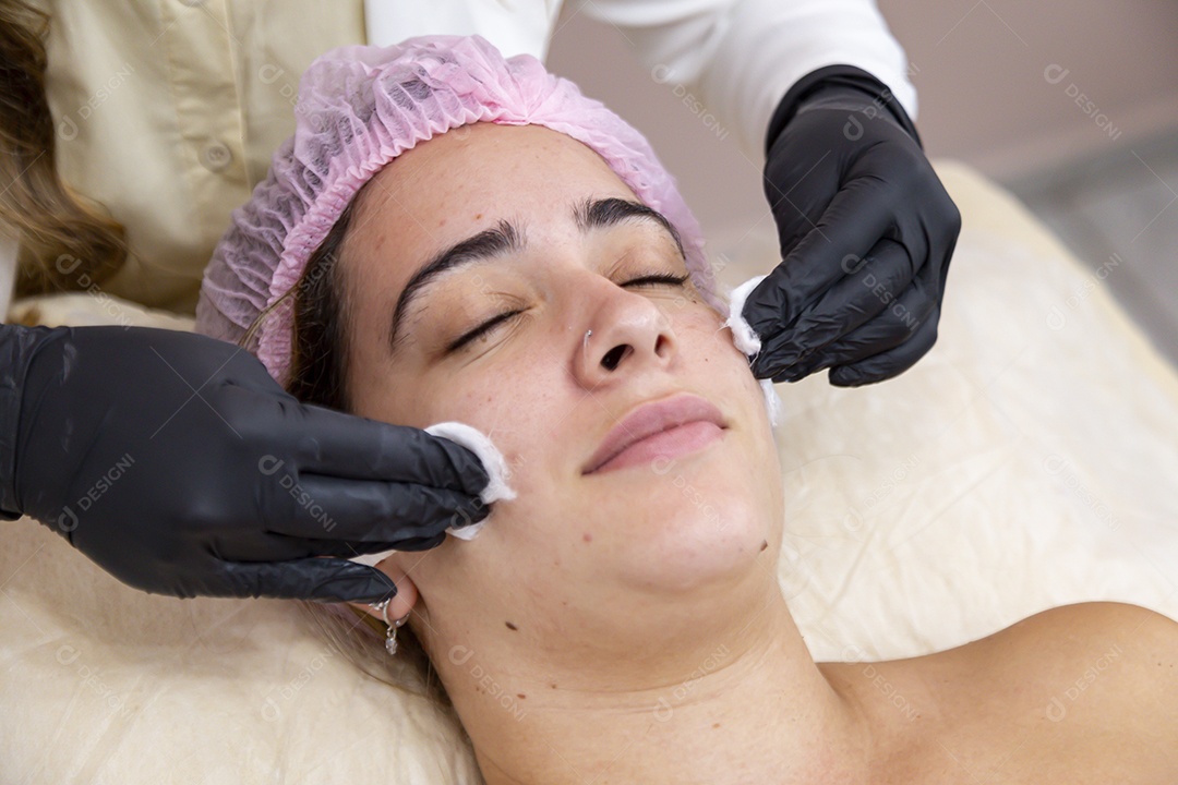 Mulher jovem realizando procedimentos estético sobre uma clínica estética