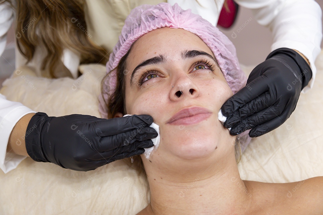 Mulher jovem realizando procedimentos estético sobre uma clínica estética