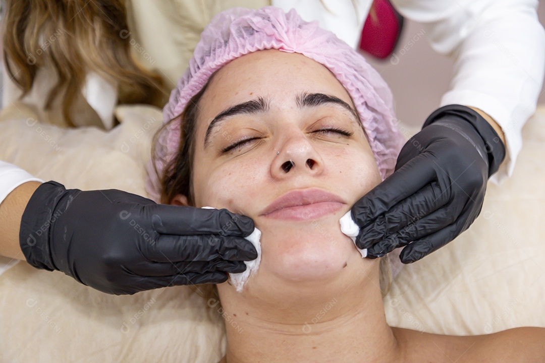 Mulher jovem realizando procedimentos estético sobre uma clínica estética