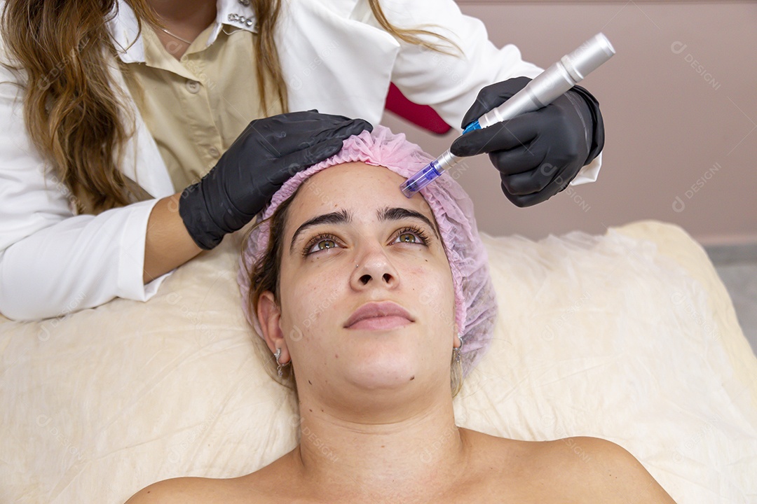 Mulher jovem realizando procedimentos estético sobre uma clínica estética