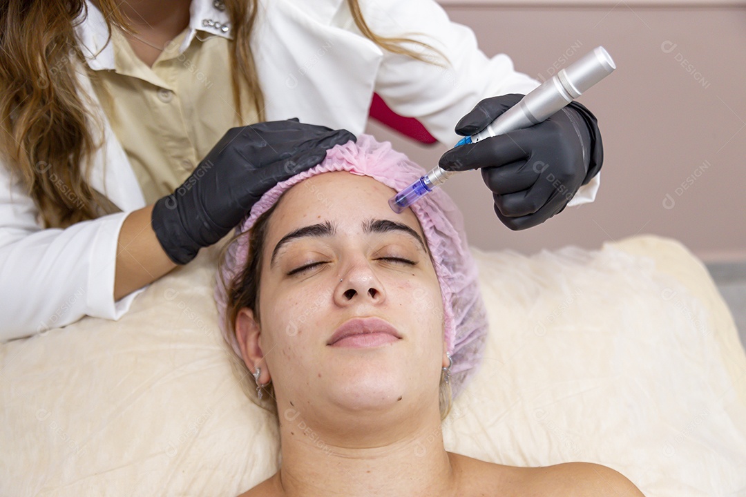 Mulher jovem realizando procedimentos estético sobre uma clínica estética