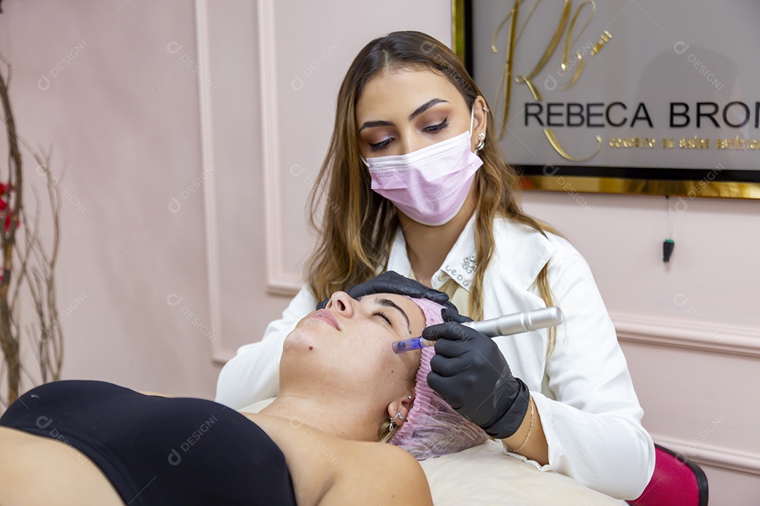Mulher jovem realizando procedimentos estético sobre uma clínica estética