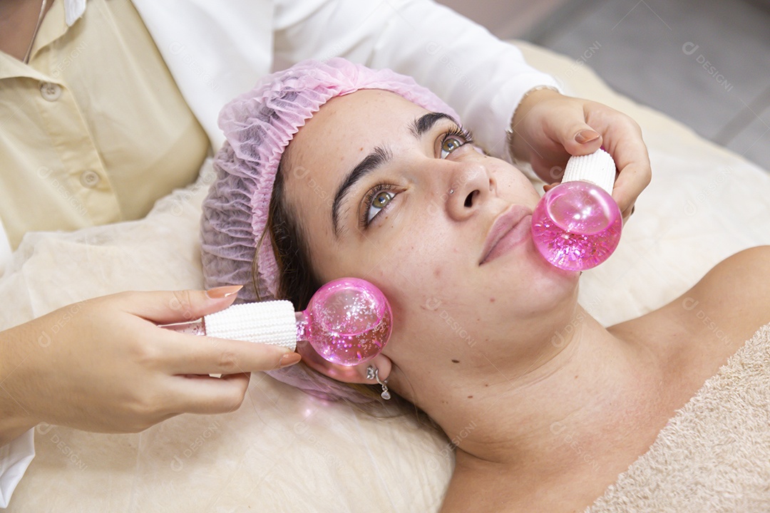 Mulher jovem realizando procedimentos estético sobre uma clínica estética