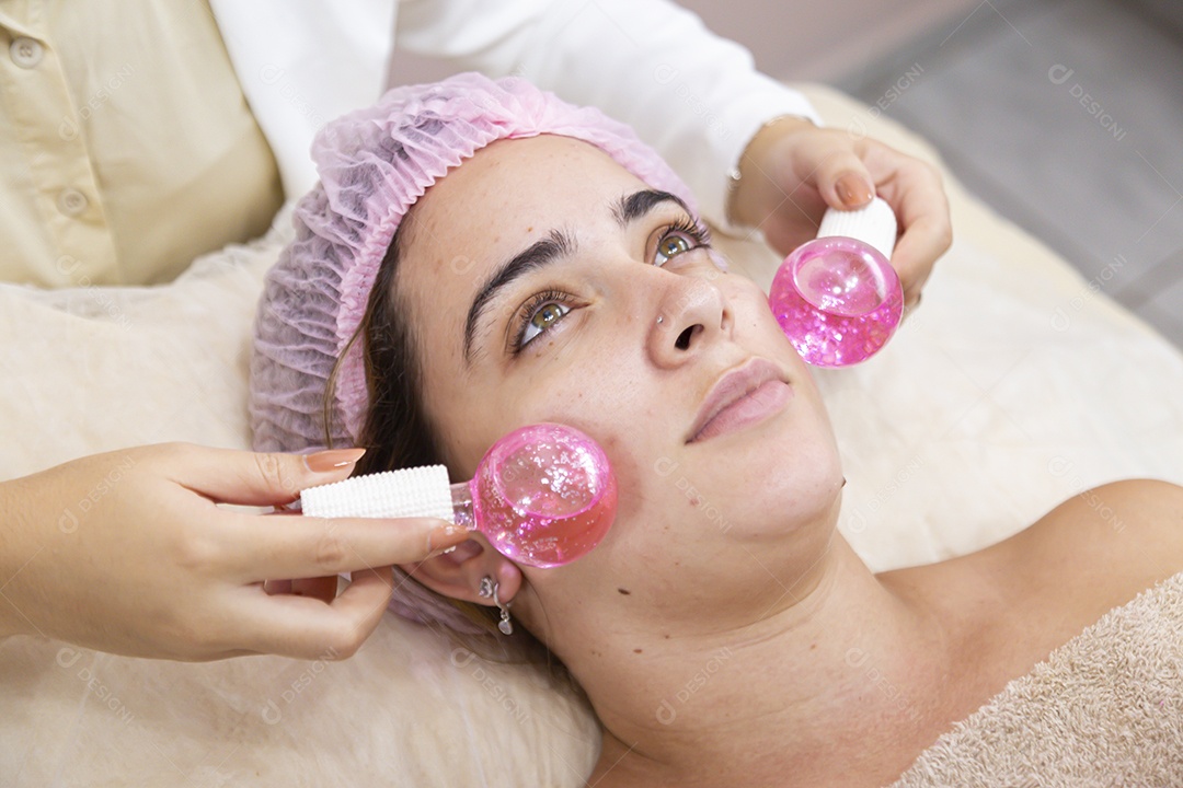 Mulher jovem realizando procedimentos estético sobre uma clínica estética