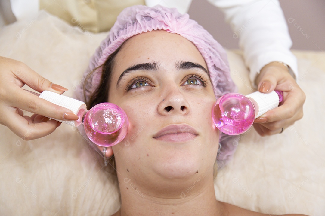 Mulher sobre cliníca realizando procedimentos estéticos