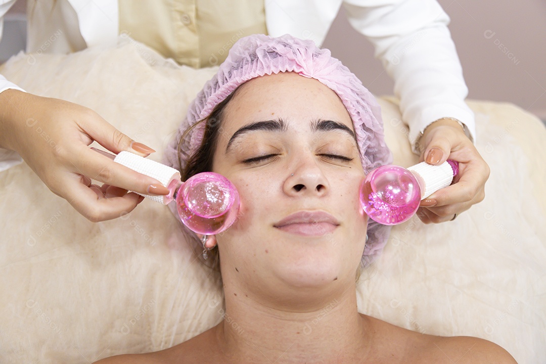 Mulher jovem realizando procedimentos estéticos em uma mulher